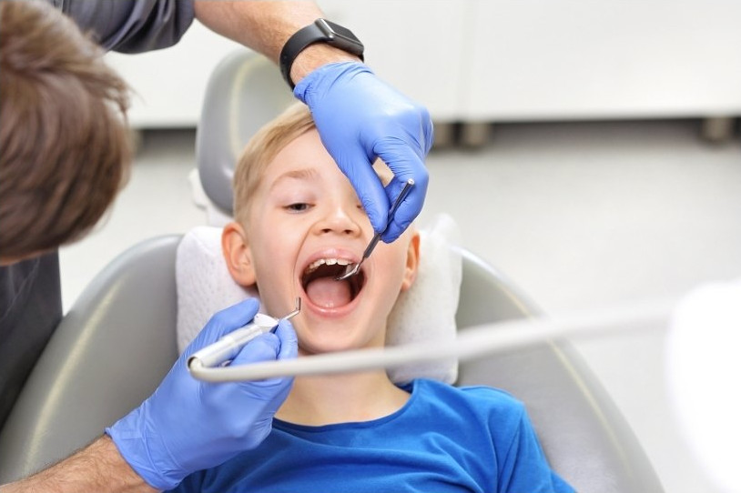 Ett barn är på undersökning hos tandläkaren